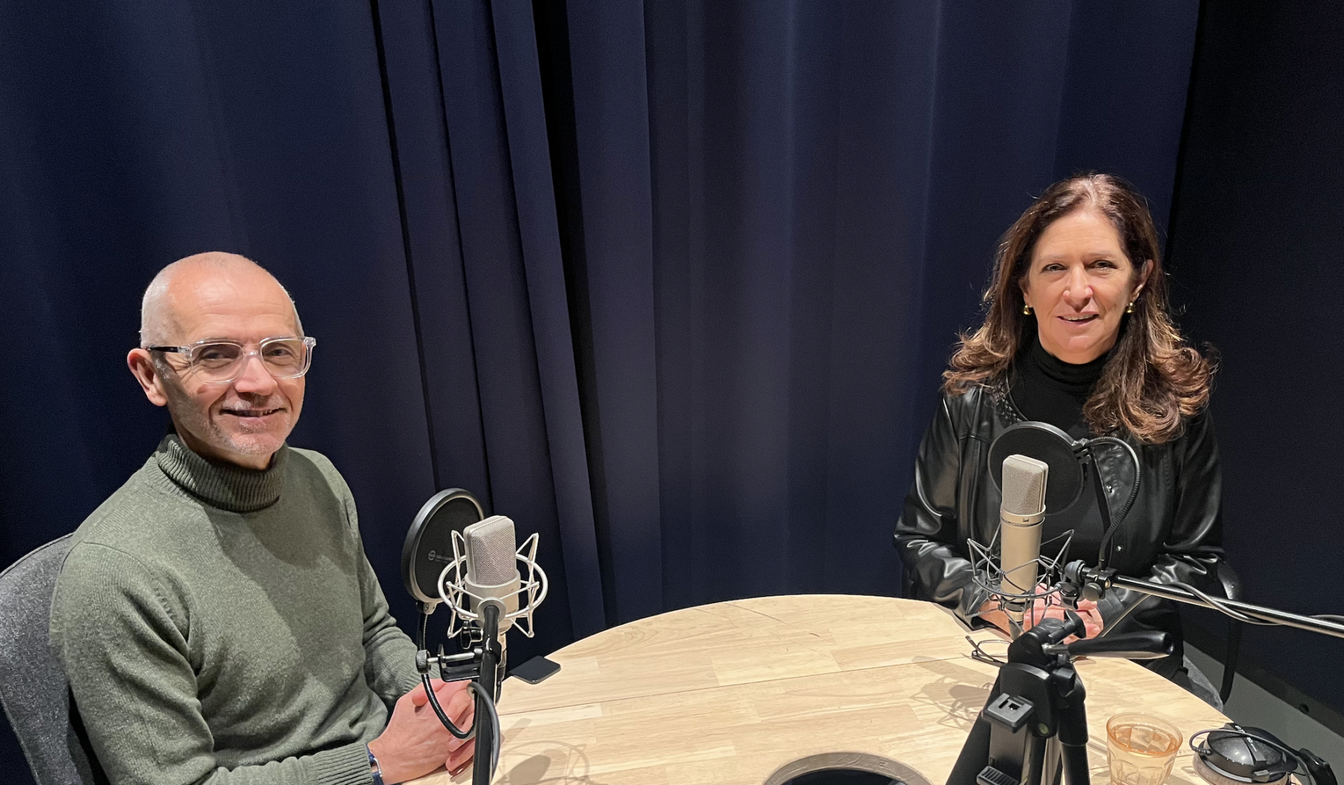 De gauche à droite : Hervé Raquin, Délégué Général des associations ANPERE et ANPERE Retraite et Carole Renucci, Présidente et fondatrice de PODCASTERS Media