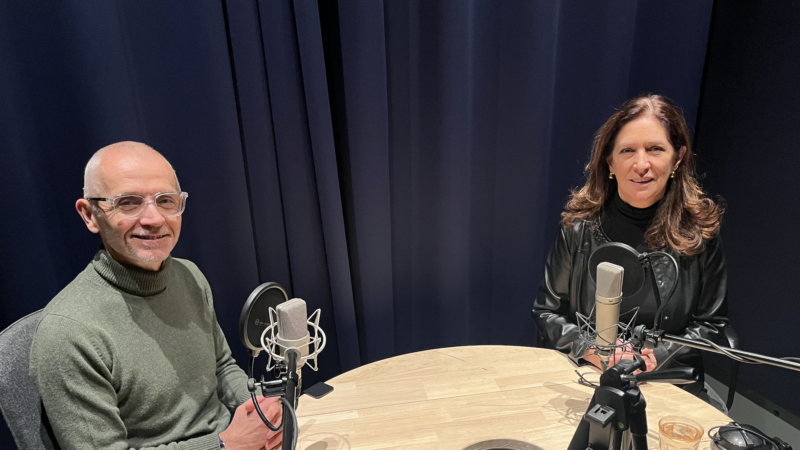 De gauche à droite : Hervé Raquin, Délégué Général des associations ANPERE et ANPERE Retraite et Carole Renucci, Présidente et fondatrice de PODCASTERS Media